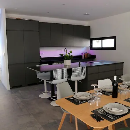 D'architecte 200m2, Mer A 800m A Pied, Classee 5*, Piscine Chauffee… Bandol