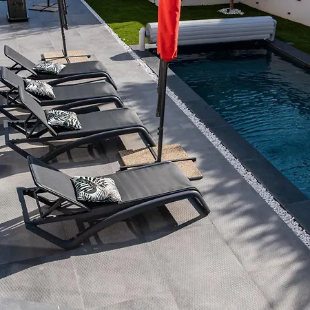 Villa D'architecte 200m2, Mer A 800m A Pied, Classee 5*, Piscine Chauffee… Bandol