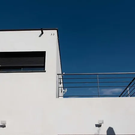 Villa D'architecte 200m2, Mer A 800m A Pied, Classee 5*, Piscine Chauffee… Bandol