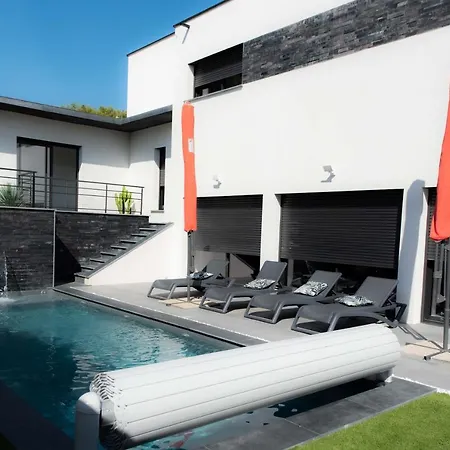 D'architecte 200m2, Mer A 800m A Pied, Classee 5*, Piscine Chauffee… Vila *