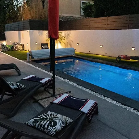 Vila D'architecte 200m2, Mer A 800m A Pied, Classee 5*, Piscine Chauffee…
